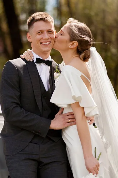 Chauffeured Wedding Limos for Your Day 410 x 620 Chauffeured Wedding Limos for Your Day 410 x 620