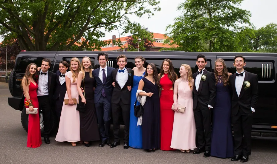 Lavish Prom Transport_Prom Limo 927 x 550 Lavish Prom Transport_Prom Limo 927 x 550